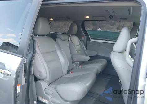 2015 Toyota Sienna Xle Premium 8 Passenger z USA, uszkodzony, nr VIN 5TDYK3DC2FS593269